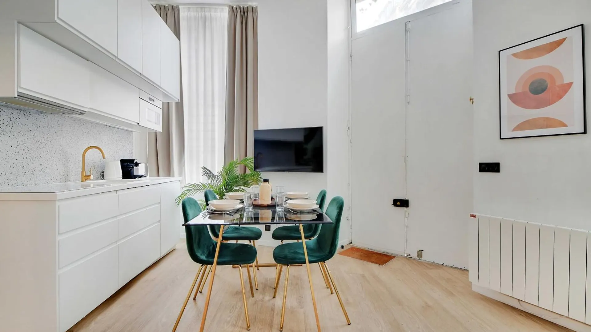 Charming 2br- 4p - Rochechouart Apartment